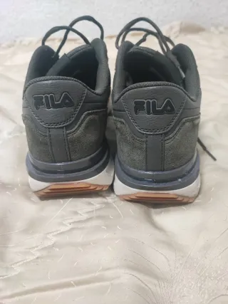 Zapatillas Fila Grises y Blancas