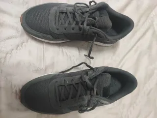 Zapatillas Fila Grises y Blancas