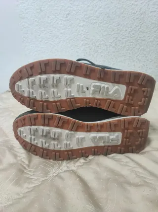 Zapatillas Fila Grises y Blancas