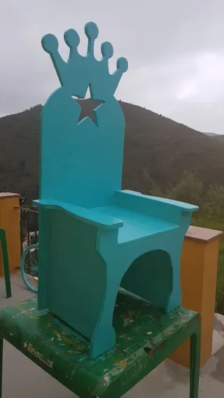 Sillas tronas para cumpleaños o parques de bola.