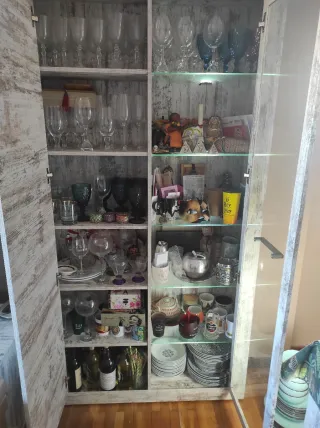 Vitrina estilo industrial madera y cristal