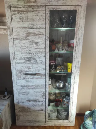 Vitrina estilo industrial madera y cristal