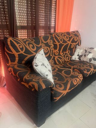 Sofá estampado naranja y negro