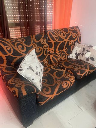Sofá estampado naranja y negro