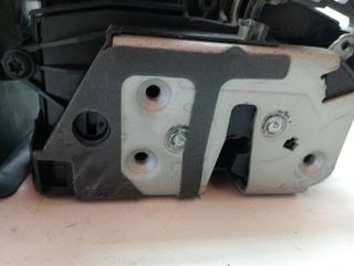 CERRADURA PUERTA DELANTERA DERECHA FORD FOCUS LIM. (2)