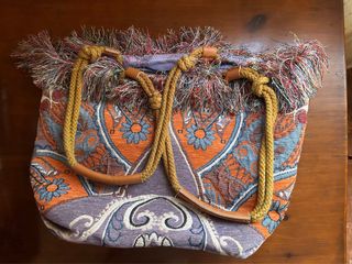 Bolso estampado étnico con flecos