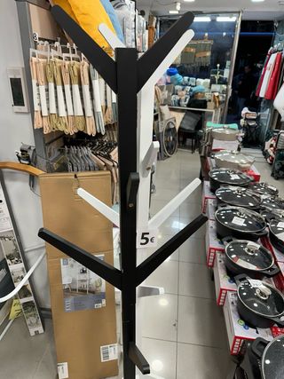 Perchero de madera blanco y negro