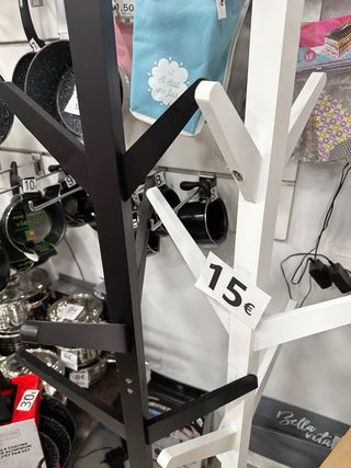 Perchero de madera blanco y negro