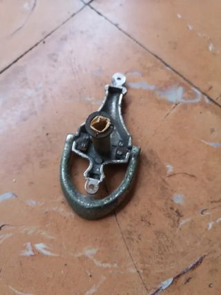 Aldaba antigua con mirilla