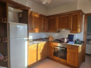 Cocina completa de madera y piedra