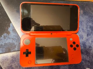 Nintendo 2DS XL Edición Poké Ball