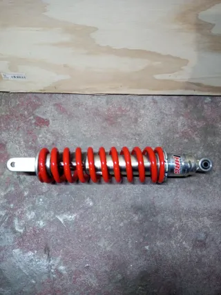 Amortiguador trasero moto rojo