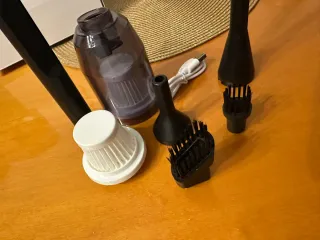 Aspiradora Portátil Negra y Dorada