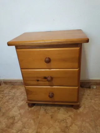 Mesita de noche de madera
