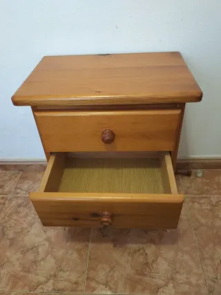 Mesita de noche de madera