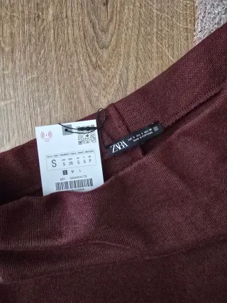 Falda midi Zara. Nueva