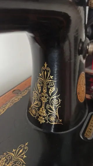 Máquina de coser Singer antigua con manivela