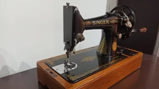 Máquina de coser Singer antigua con manivela