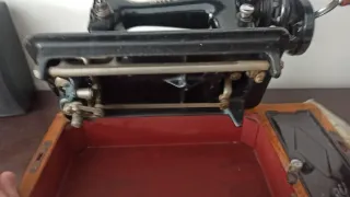 Máquina de coser Singer antigua con manivela