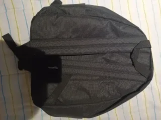 Mochila Amazon Basics Negra con Logo Azul