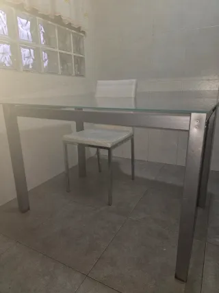 Mesa de cristal y metal