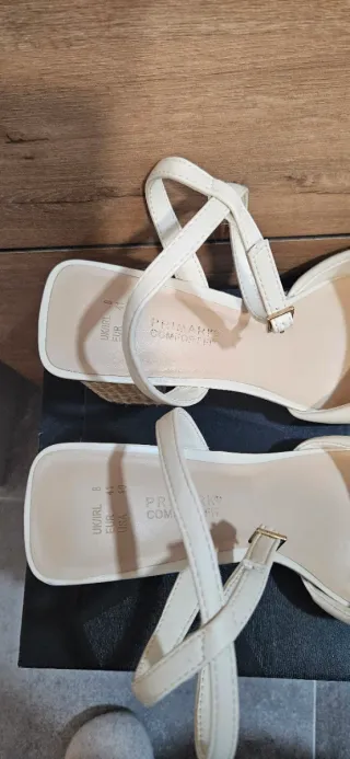 Sandalias tacón beige con tiras y cuña