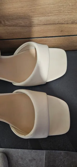 Sandalias tacón beige con tiras y cuña