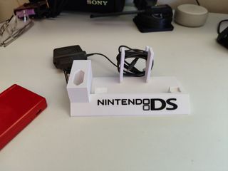 Supporto Nintendo DS con caricatore + slot per giochi