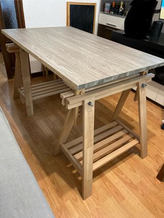 Mesa de madera con estantes