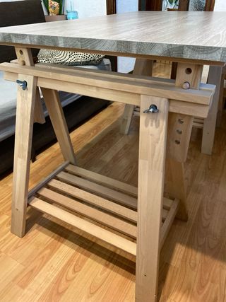 Mesa de madera con estantes