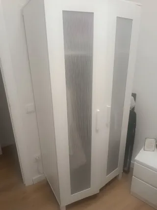 Armario blanco con puertas