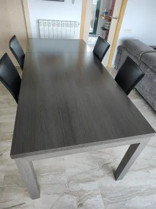 Mesa de comedor con sillas