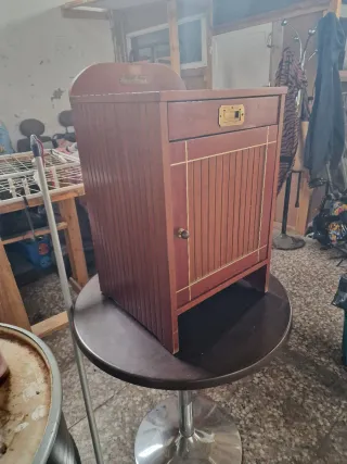 Mesita de noche de madera de caoba antigua