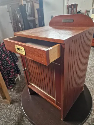 Mesita de noche de madera de caoba antigua