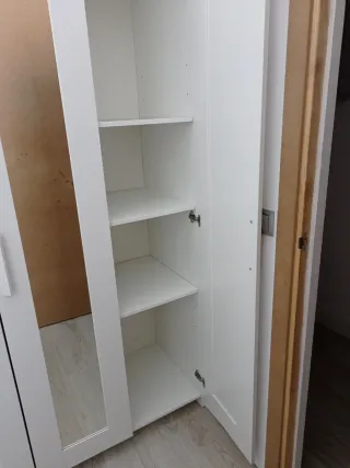 Armario blanco con puertas de espejo