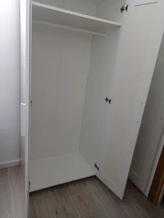 Armario blanco con puertas de espejo