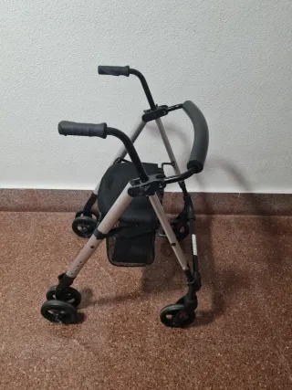 Andador para mayores con cesta