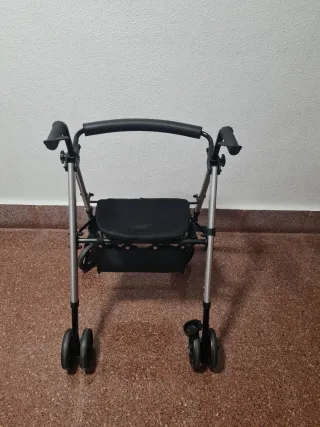 Andador para mayores con cesta