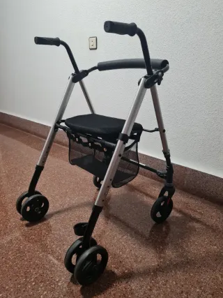 Andador para mayores con cesta