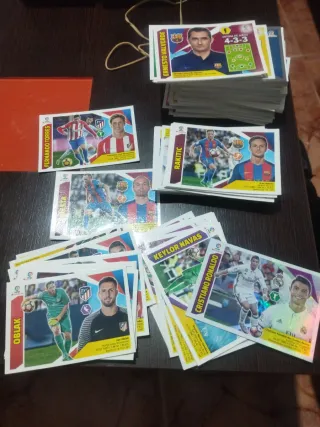 Lote 300 cromos Liga 17-18 ed. Este (CR7, Iniesta)