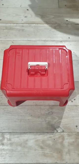 Taburete rojo de plástico