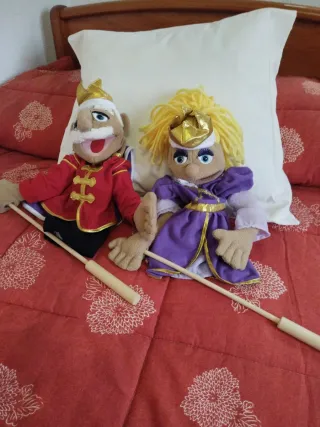 Marionetas de mano de rey y princesa