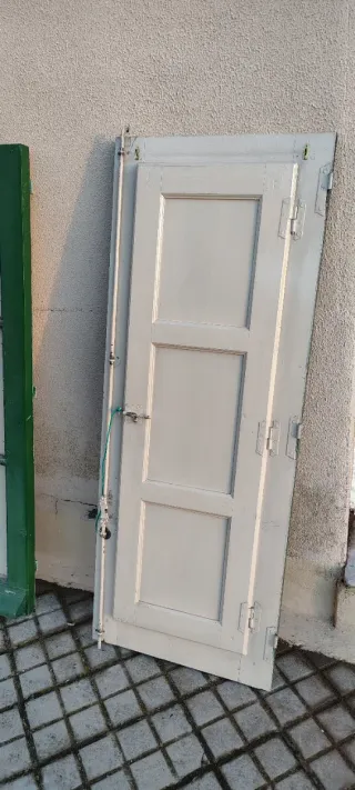 Ventana de madera antigua de dos hojas