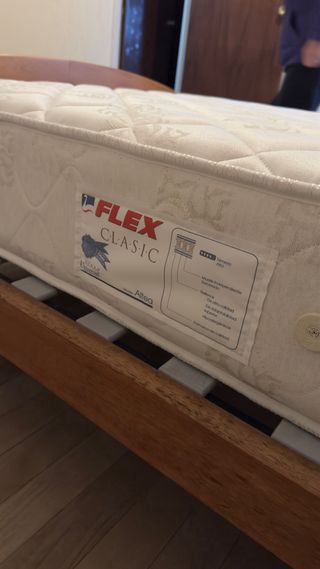 Cama de madera con mesita de noche