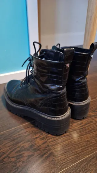 Botas negras plataforma efecto piel