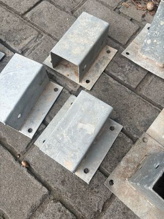 Soportes metálicos para postes