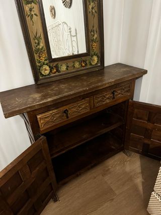 Mueble de madera maciza con espejo pintado a mano.