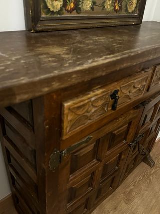 Mueble de madera maciza con espejo pintado a mano.