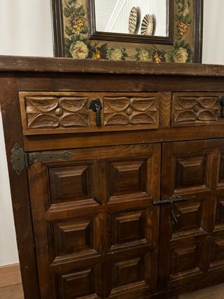 Mueble de madera maciza con espejo pintado a mano.