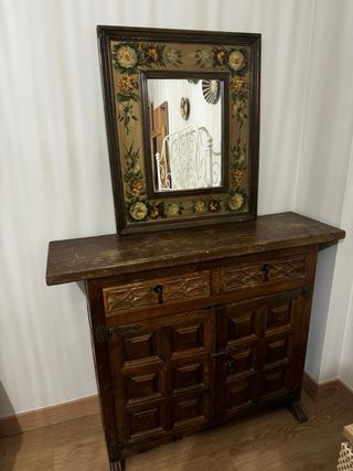 Mueble de madera maciza con espejo pintado a mano.